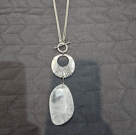 Elegant Silver and White Pendant Necklace - Picture 3 of 4